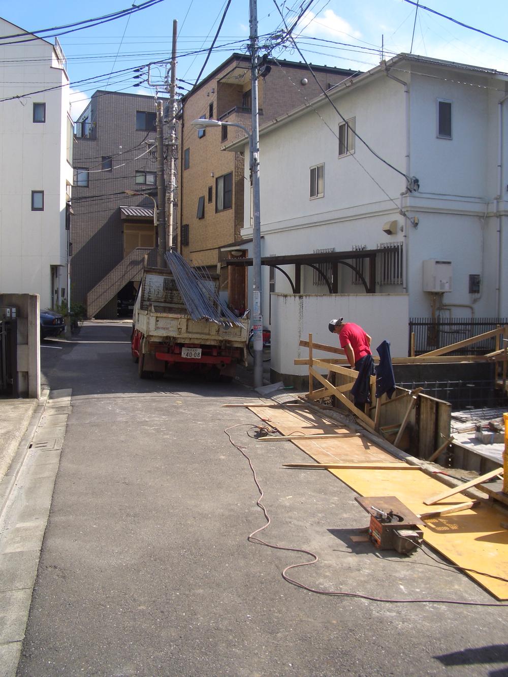 Local photos, including front road. It will be to the north road of 4M, but there is a passage in the east, In addition we have a design that takes into account the lighting and ventilation, such as top light.