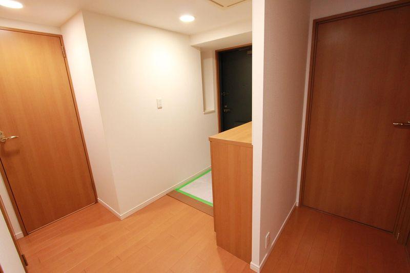 Other introspection. Corridor of the width of the room