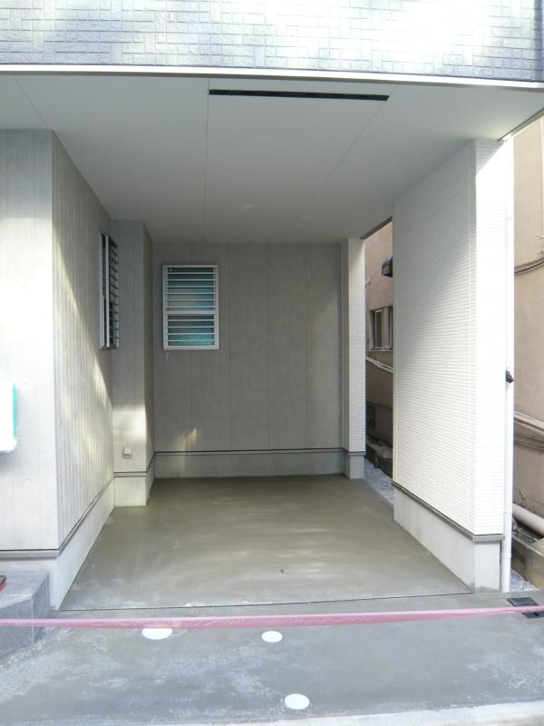 Parking lot. You can use it 3 number car! 