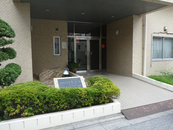 Entrance. Good per sun!