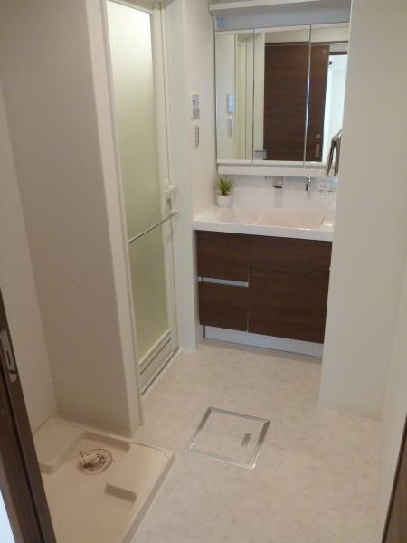 Wash basin, toilet. Size that does not collide when wash your hands!