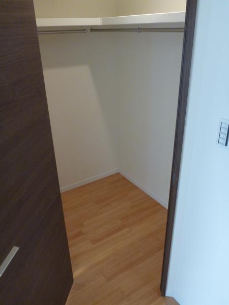 Receipt. Walk-in closet that the room is not covered in luggage! !