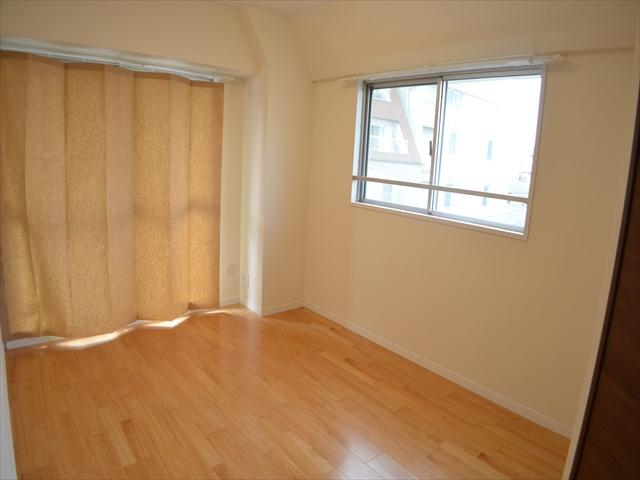 Non-living room. Bright rooms with two faces lighting