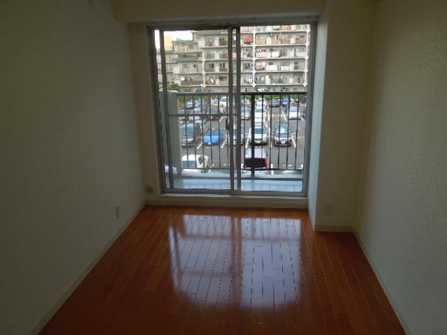 Non-living room. Indoor (12 May 2013) Shooting