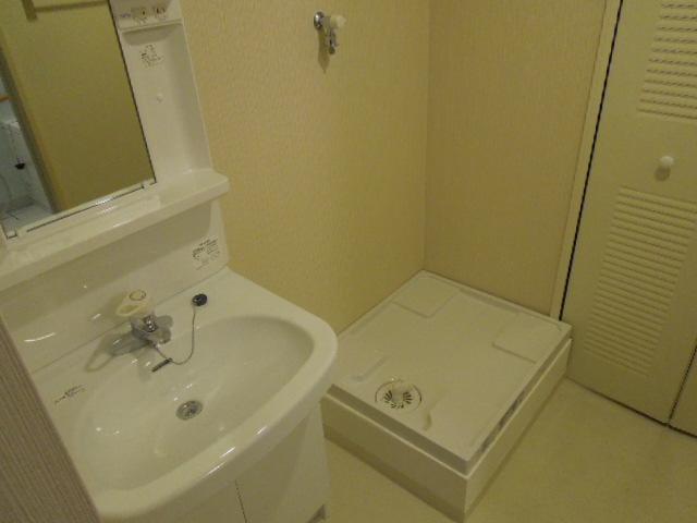 Wash basin, toilet. Indoor (12 May 2013) Shooting