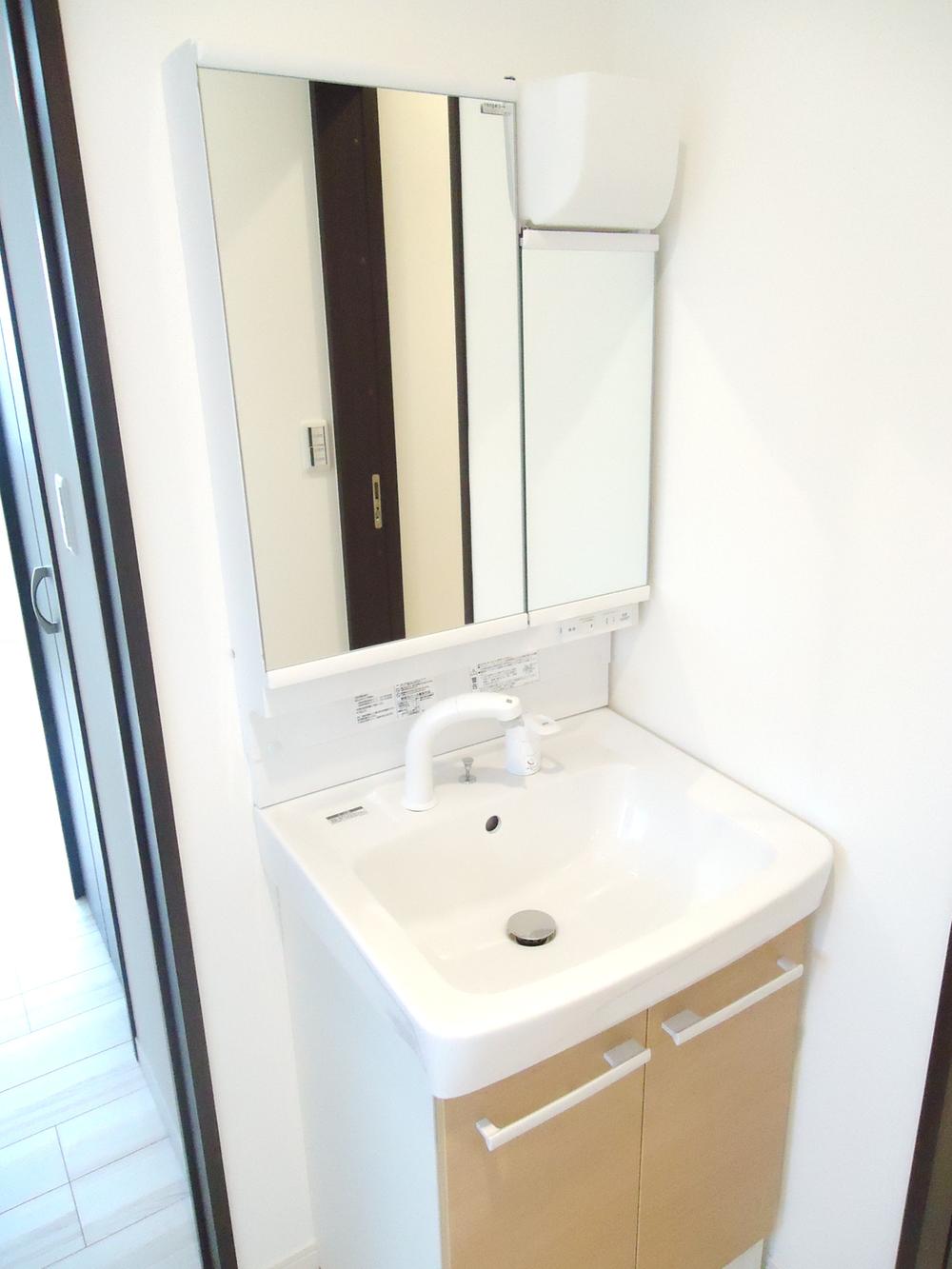 Wash basin, toilet. Also it comes with a wash basin on the third floor. 