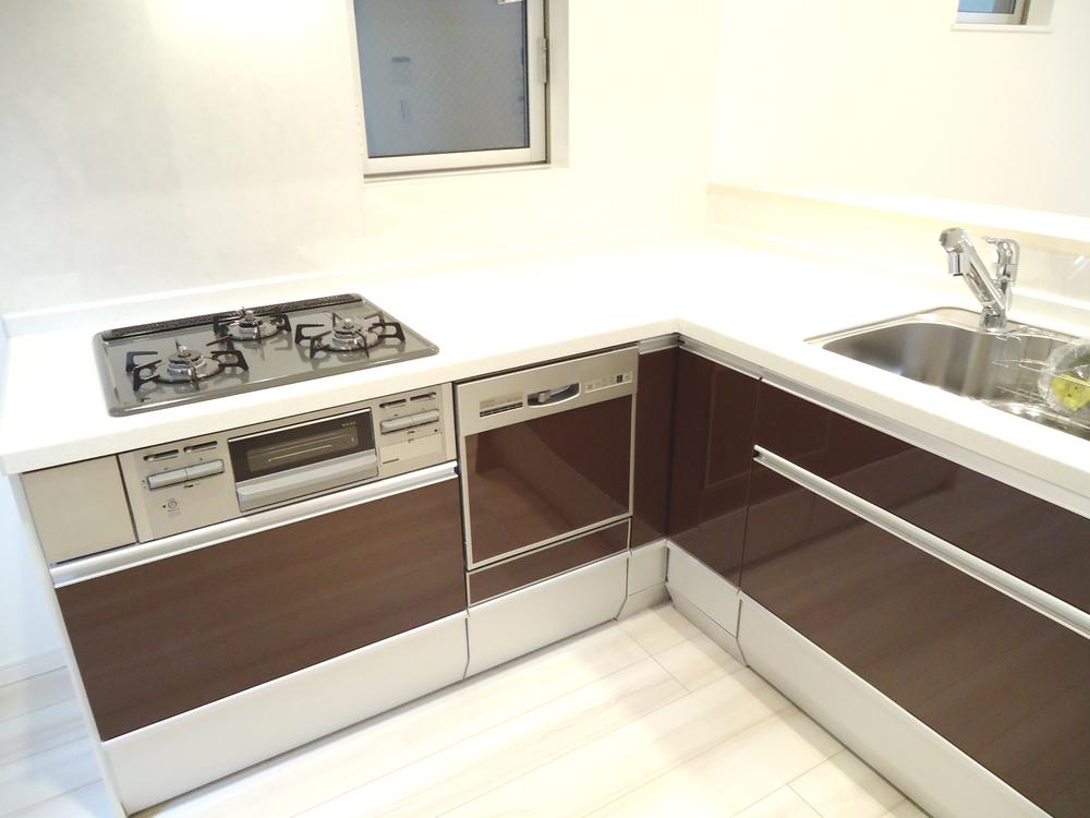 Kitchen. L-shaped kitchen. Dishwasher + with built-in water purifier. 