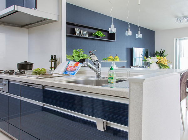 Kitchen.  [Open counter kitchen] Also impetus conversation of the bright and airy overlooking the living room with your family while the cooking, You can enjoy more the kitchen work. Adopt the artificial marble to match the interior taste the kitchen counter. It is easy to clean.