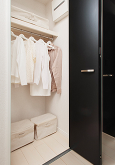 Receipt.  [Corridor material input] Abundant storage from small to big things.