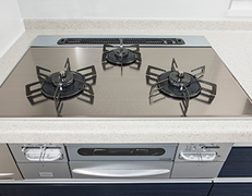 Kitchen.  [Glass top stove] Glass top that decorate the kitchen with beautiful clarity. By removing the Gotoku become more flat top plate, Wipe is also easy.