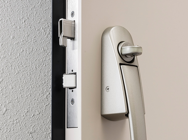 Security.  [Sickle-type dead bottle Tablets] And debt bottle becomes sickle, Less likely to deviate from the sickle is received, It shows the high security performance against violence vandalism, such as the bar attack.