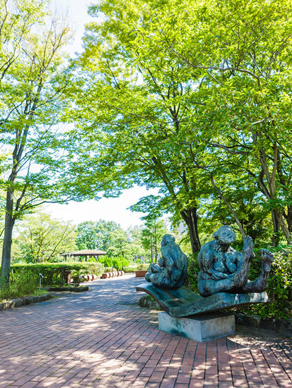 Surrounding environment. Tail Takebashi street (about 520m) about 135 stores to line up "town and Avenue" shopping street (about 10m). baseball Ground, There is a tennis court, etc. about 5 minutes by bicycle, "Arakawa Nature Park" to the (photo) (about 850m). It has a vast site of about 10ha, 200 This is also to the weeping cherry has been planted "Metropolitan Ogu of the original park" in bicycle about 5 minutes (11 minutes' walk ・ About 830m). While there is a familiar nostalgic folksy shopping street, Located in a privileged natural rich large park there are two.