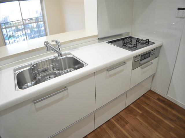 Kitchen. Face-to-face overlooking the living