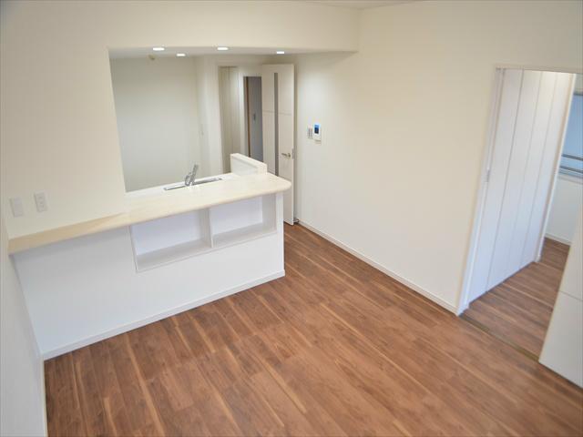 Living. Also open a Western-style door