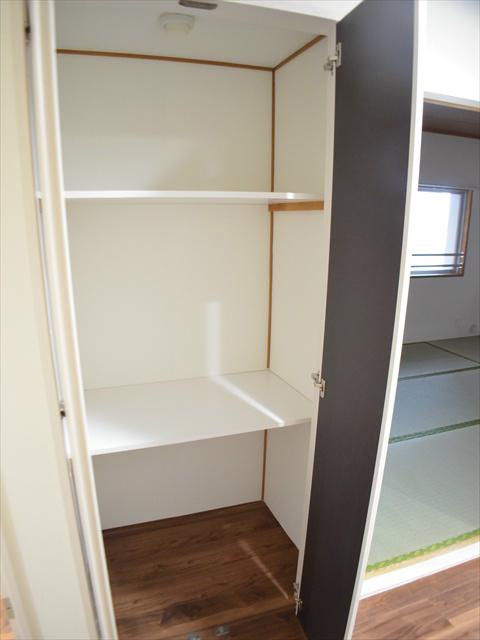 Receipt. It is also a large-capacity storage in the hallway part