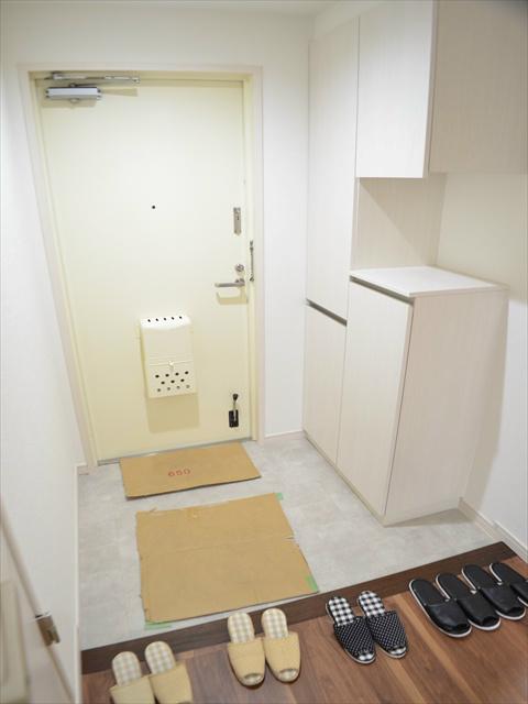 Entrance. Pat entrance storage