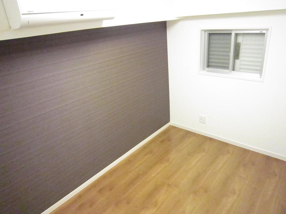 Non-living room. Room with accent Cross