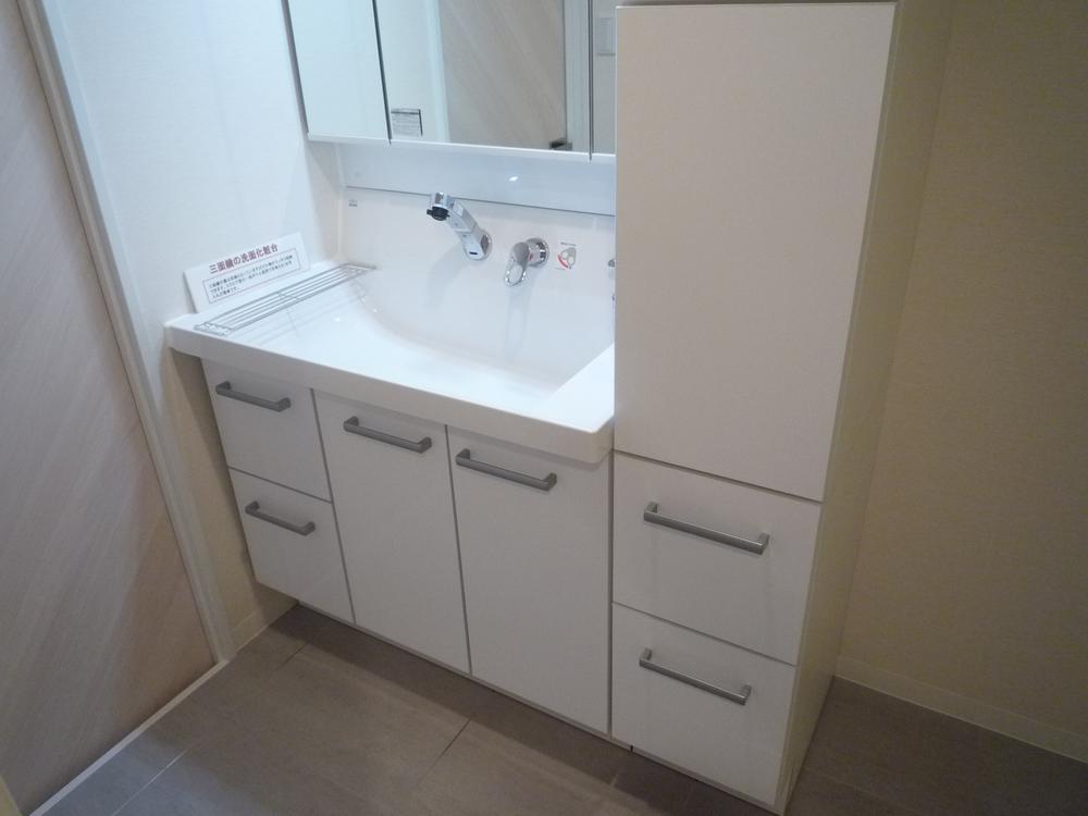 Wash basin, toilet. Indoor (10 May 2013) Shooting