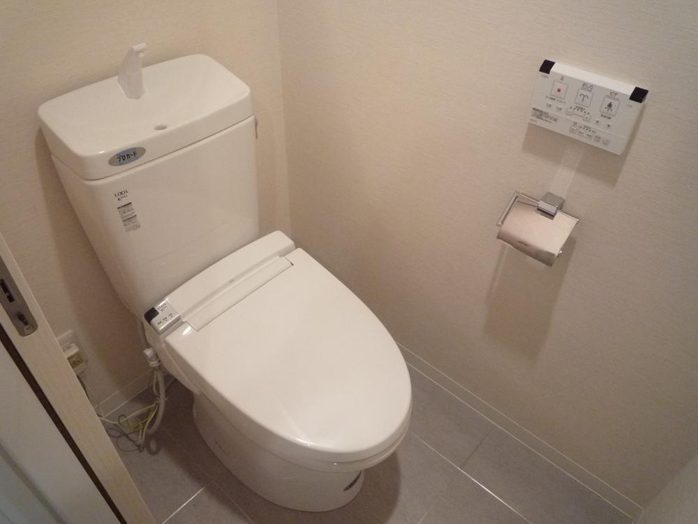 Toilet. Indoor (10 May 2013) Shooting