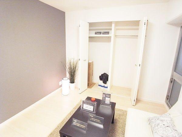 Local appearance photo. Bright room.