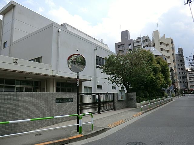 Junior high school. 1030m to Bunkyo Ward first junior high school