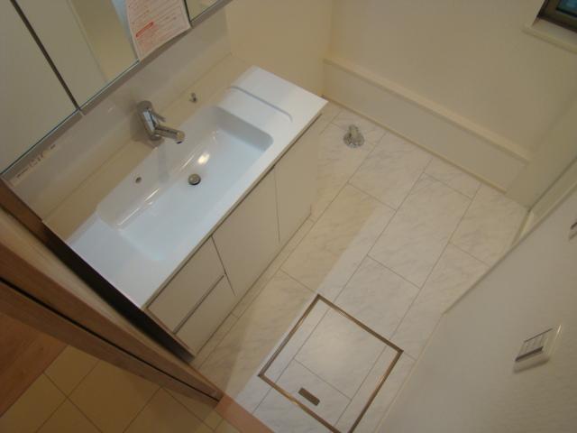 Wash basin, toilet. Indoor (11 May 2013) Shooting