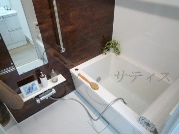 Bathroom. ~ Unit bus 1216 size,