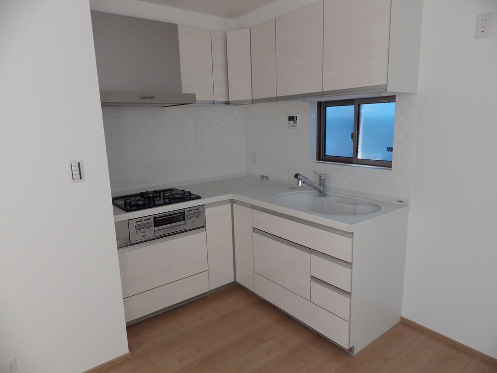 Kitchen. L-shaped kitchen