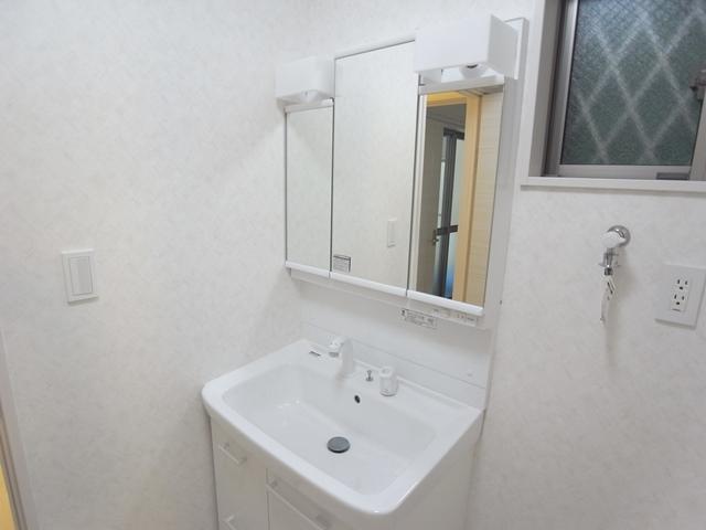 Wash basin, toilet. Indoor (September 2013) Shooting