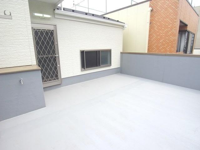 Balcony. Spacious roof balcony