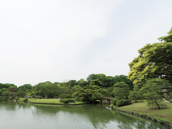 Rikugien (main gate) (a 10-minute walk / About 770m)