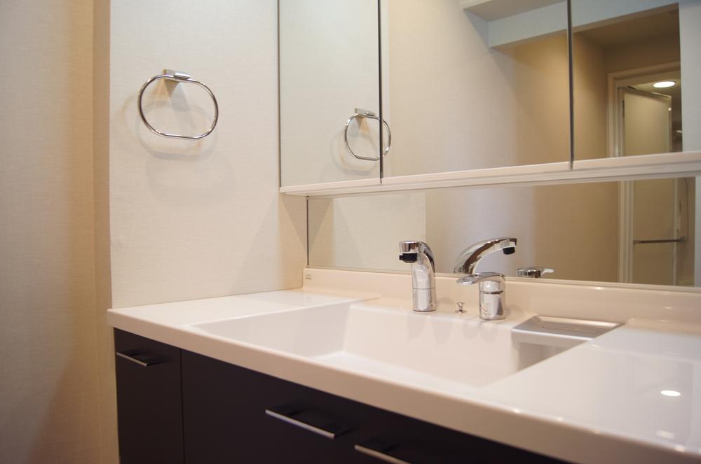 Wash basin, toilet. Indoor (11 May 2013) Shooting