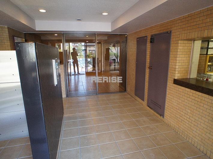 Entrance. Auto-lock is equipped