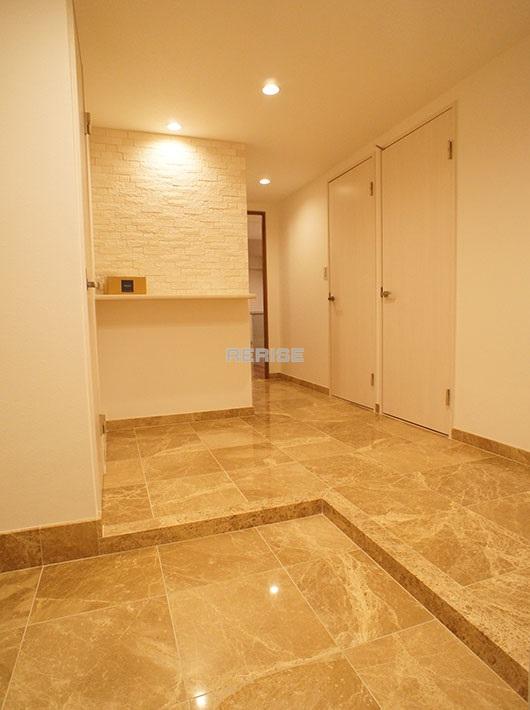 Local appearance photo. Feeling of luxury, Spacious entrance