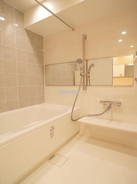 Bathroom. 1418 size unit bus