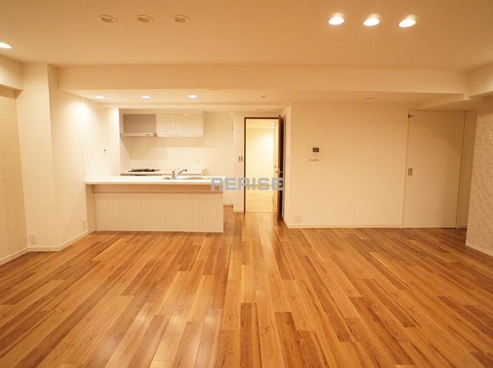 Living. ~ We propose your lifestyle ~  ◆ After-sales service with guarantee ◆ Auto-lock of peace of mind ◆ Parking Private use with warrants ◆ LDK, Entrance, Receipt, Everything is relaxed