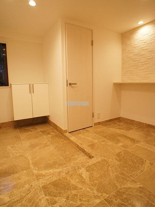 Entrance. Wide entrance is abundant storage