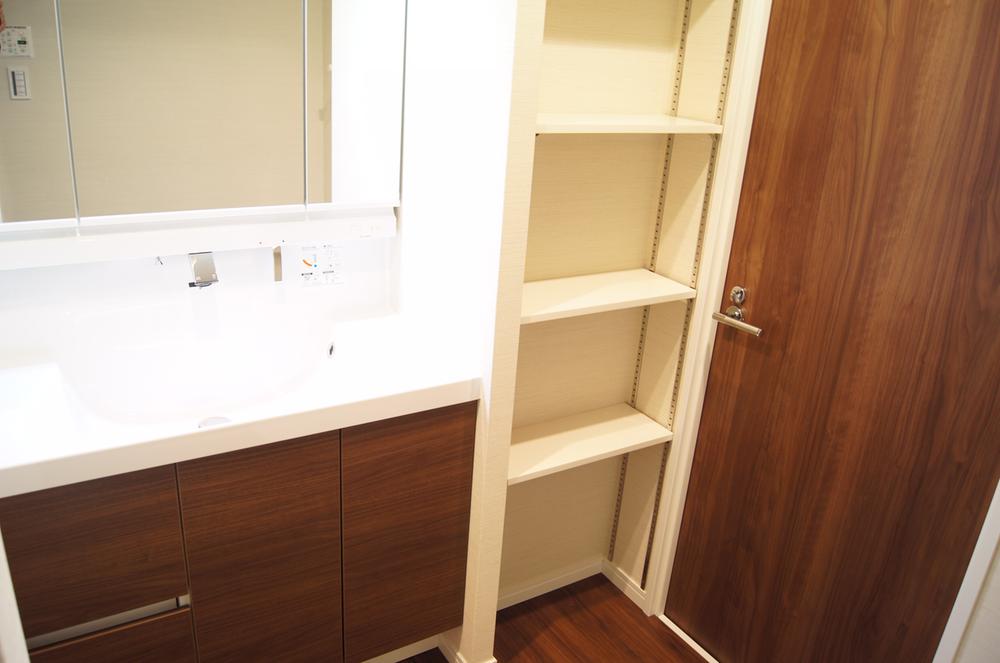 Wash basin, toilet. Interior