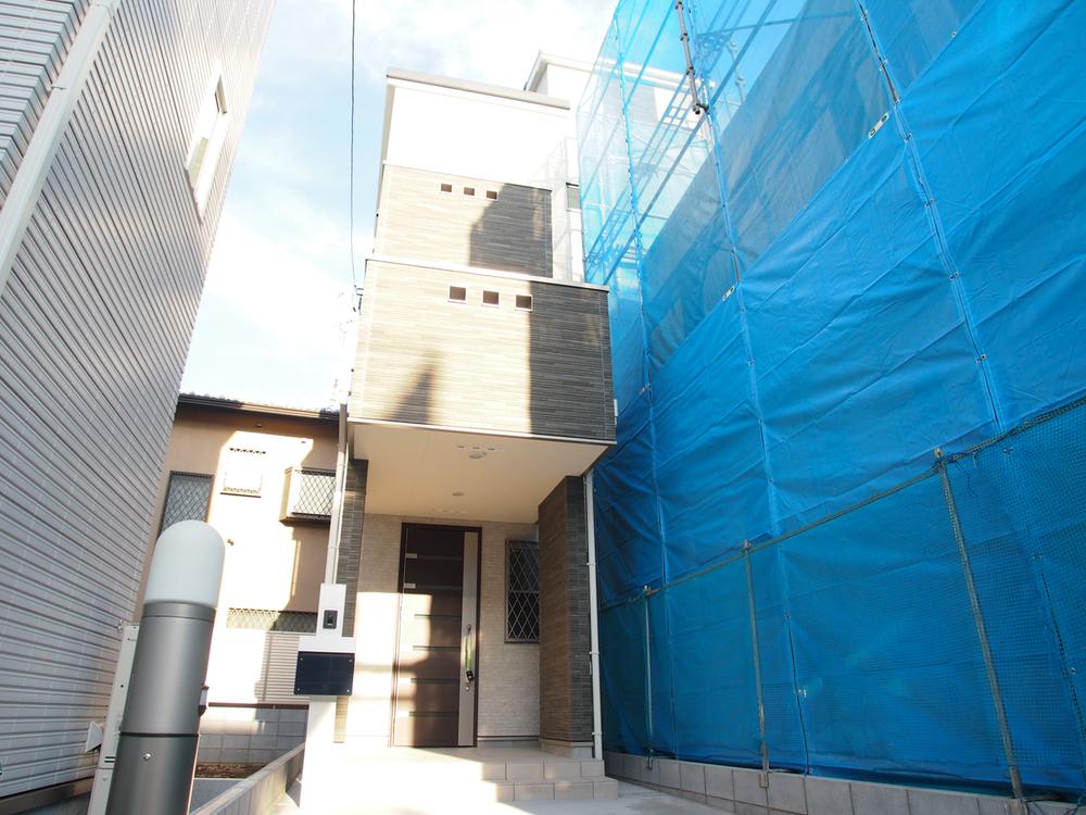 Local appearance photo. Local (11 May 2013) Shooting