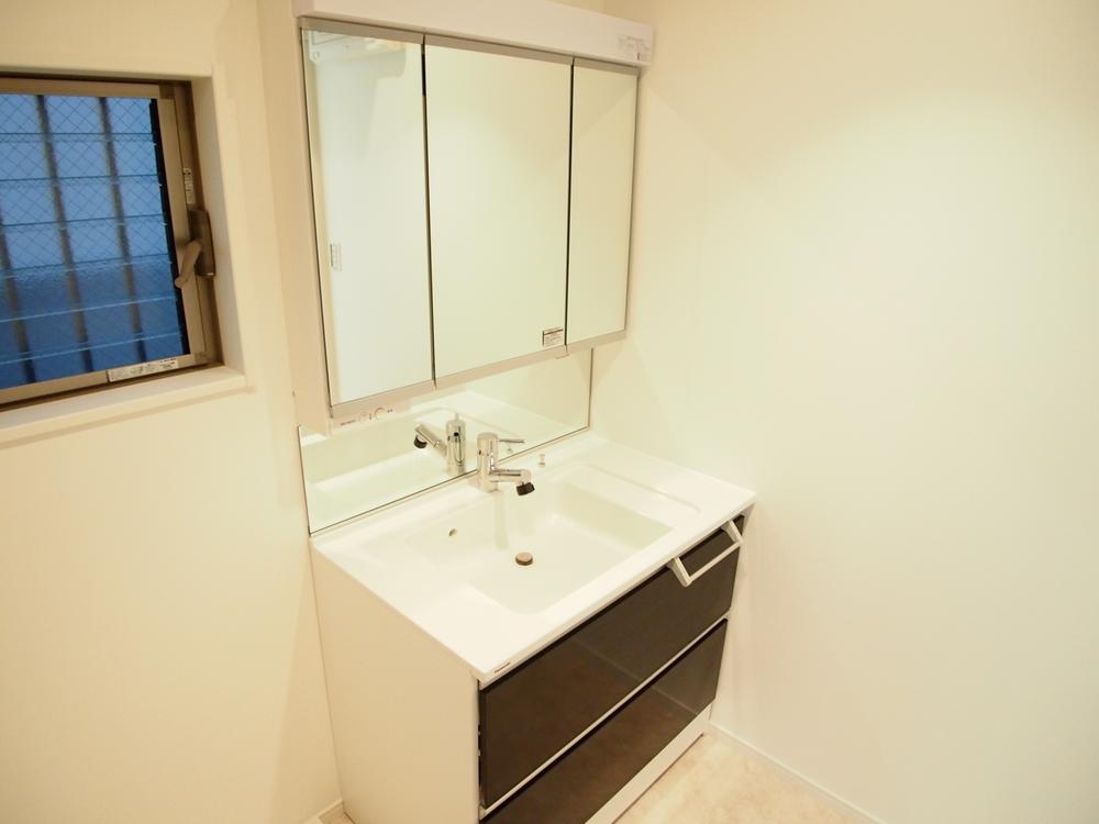 Wash basin, toilet. Indoor (11 May 2013) Shooting