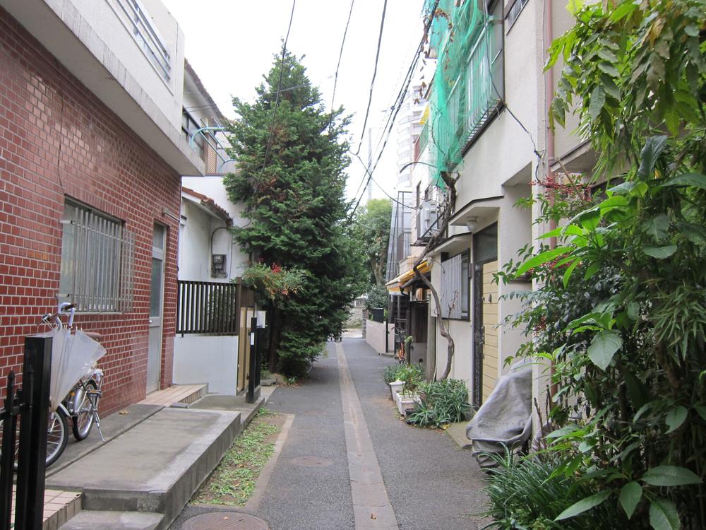 Local photos, including front road. Local (11 May 2013) Shooting