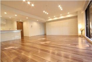 Living. ~ Already the new interior renovation ~   ◆ 25.7 Pledge of LDK ◆ Permanent type spacious 127 square meters ◆ Large multi-storage ◆ Spacious entrance space ◆ The spread of Western-style All rooms have walk-in closet with ◆