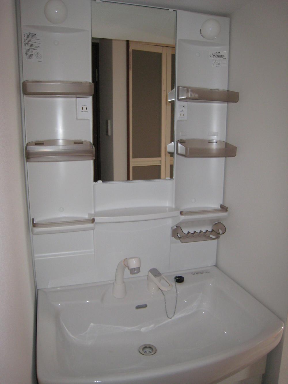 Wash basin, toilet. Indoor (06 May 2013) Shooting