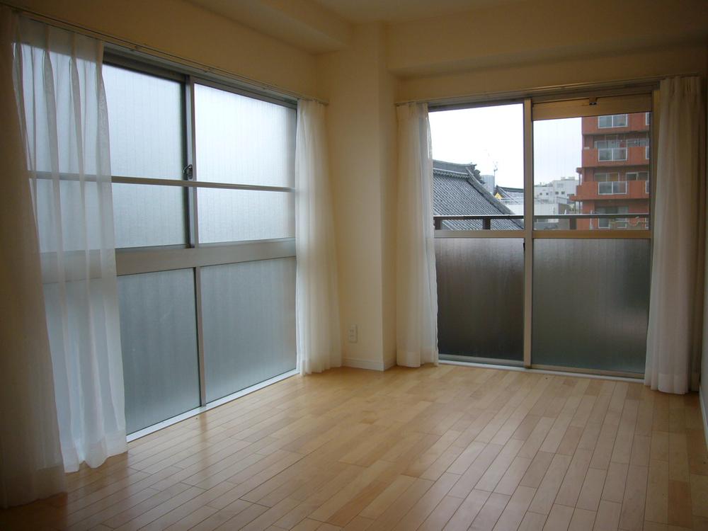 Non-living room. Indoor (12 May 2013) Shooting