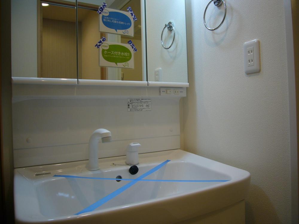 Wash basin, toilet. Indoor (12 May 2013) Shooting