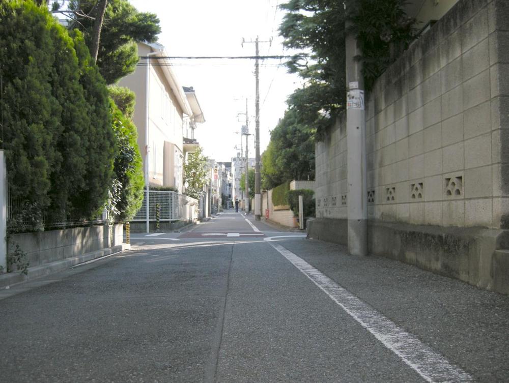 Local photos, including front road. Front road is safe for children because traffic volume is less. 