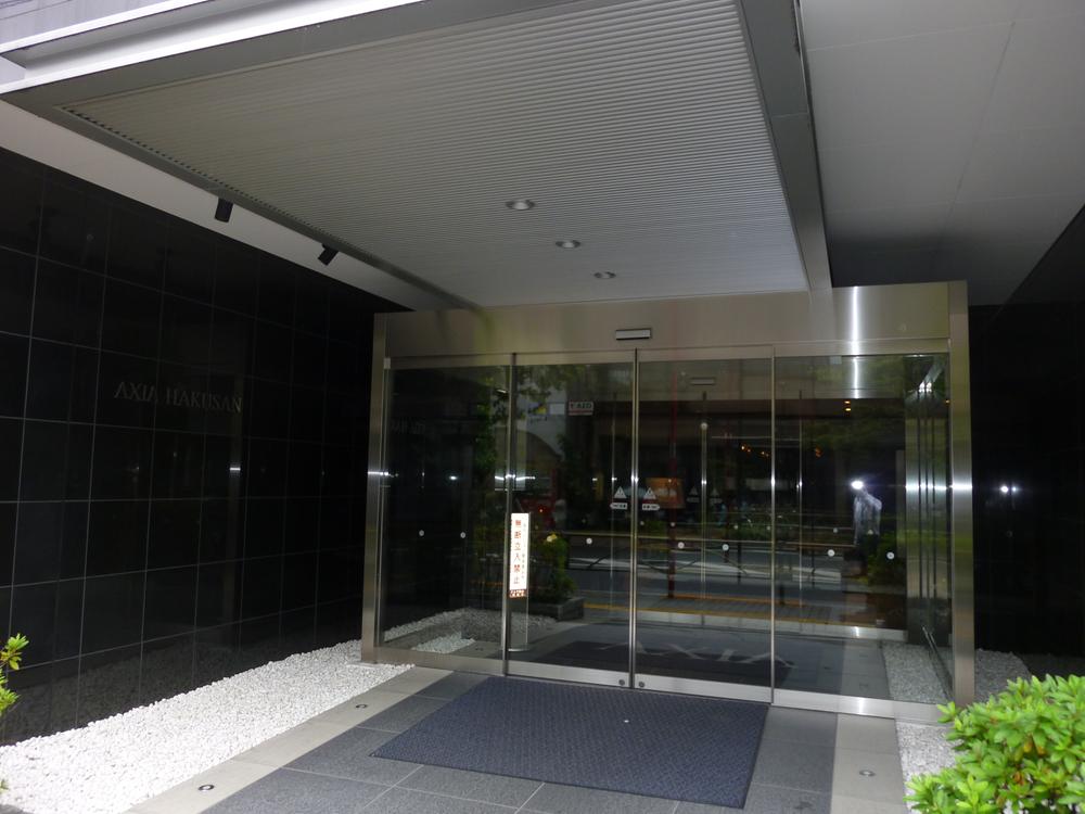 Entrance. Common areas