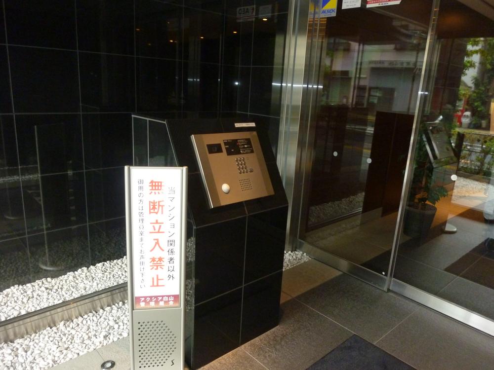 Entrance. Common areas