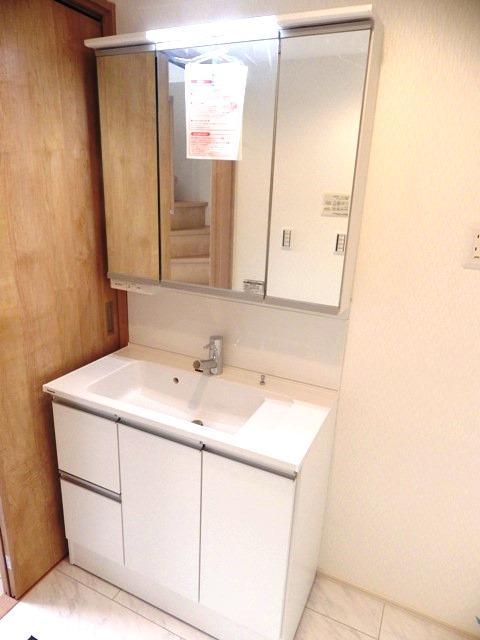 Wash basin, toilet. Washroom