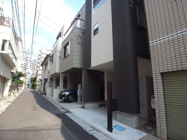 Local photos, including front road. Local shooting